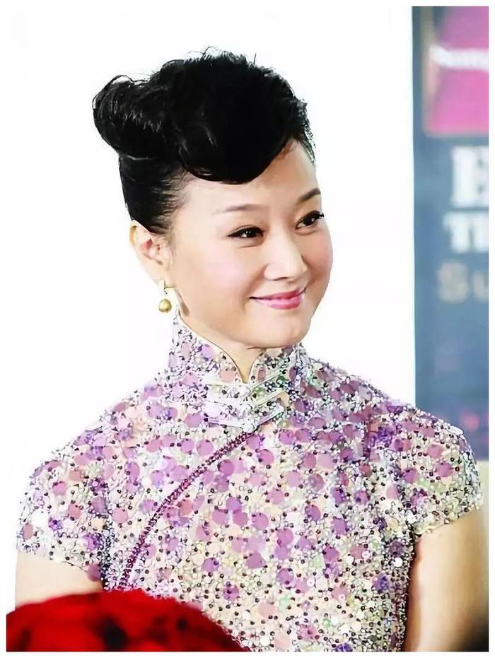 54岁宋祖英近照曝光,短发造型太减龄,优雅端庄气质犹存