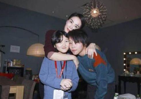 王菲素颜现身机场,50岁气质还如20岁少女般,难怪谢霆锋疯狂迷恋