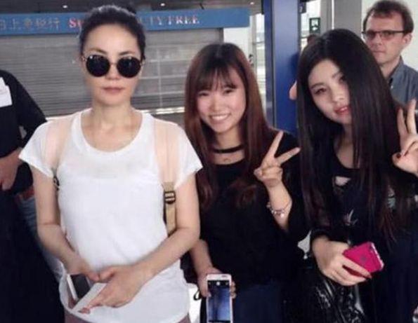 王菲素颜现身机场,50岁气质还如20岁少女般,难怪谢霆锋疯狂迷恋