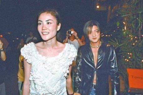 王菲素颜现身机场,50岁气质还如20岁少女般,难怪谢霆锋疯狂迷恋