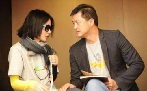 王菲素颜现身机场,50岁气质还如20岁少女般,难怪谢霆锋疯狂迷恋