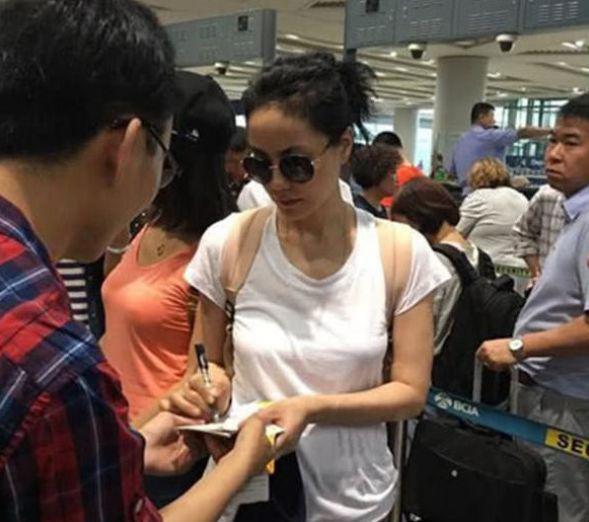 王菲素颜现身机场,50岁气质还如20岁少女般,难怪谢霆锋疯狂迷恋