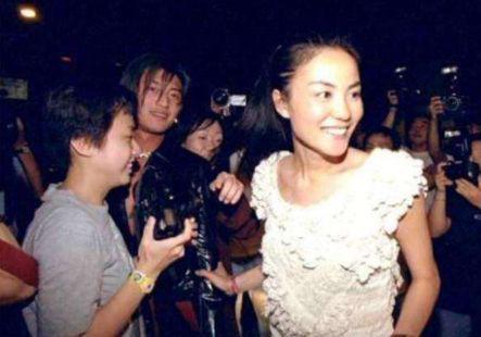 王菲素颜现身机场,50岁气质还如20岁少女般,难怪谢霆锋疯狂迷恋