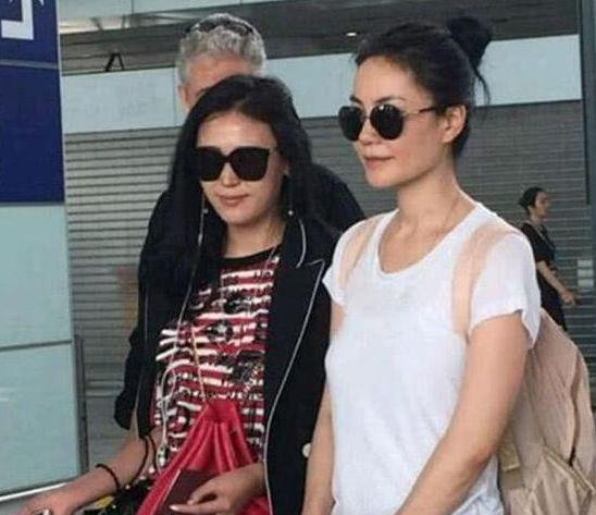 王菲素颜现身机场,50岁气质还如20岁少女般,难怪谢霆锋疯狂迷恋