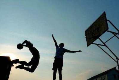 ​球场上最伤人的垃圾话是什么？答：“你打球可真像蔡徐坤啊！”