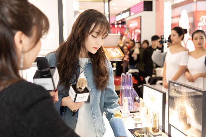 迪丽热巴活动生图曝光,离开美颜的她,腿长依旧颜值却下滑了?