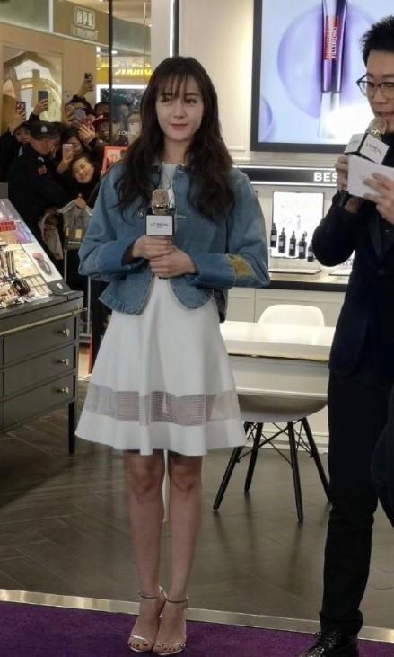 迪丽热巴活动生图曝光,离开美颜的她,腿长依旧颜值却下滑了?