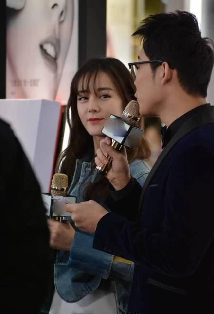 迪丽热巴活动生图曝光,离开美颜的她,腿长依旧颜值却下滑了?