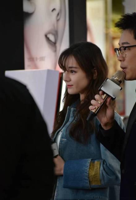 迪丽热巴活动生图曝光,离开美颜的她,腿长依旧颜值却下滑了?