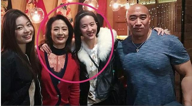 刘亦菲31岁生日宴59岁妈妈现身,保养得体,网友:妈妈比女儿还美