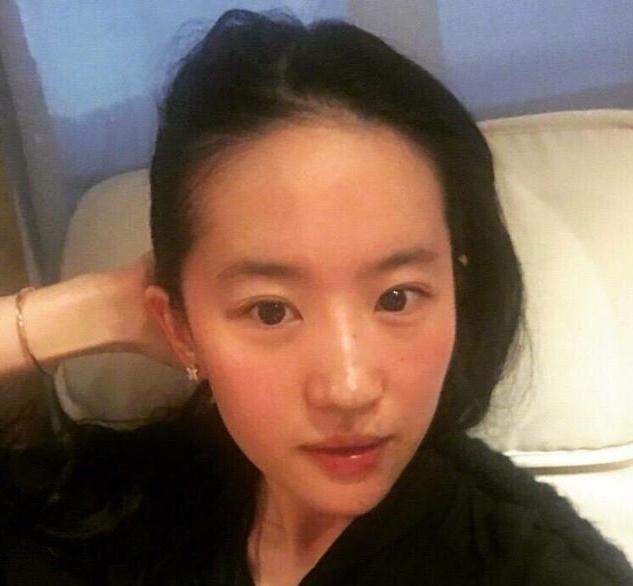 刘亦菲31岁生日宴59岁妈妈现身,保养得体,网友:妈妈比女儿还美