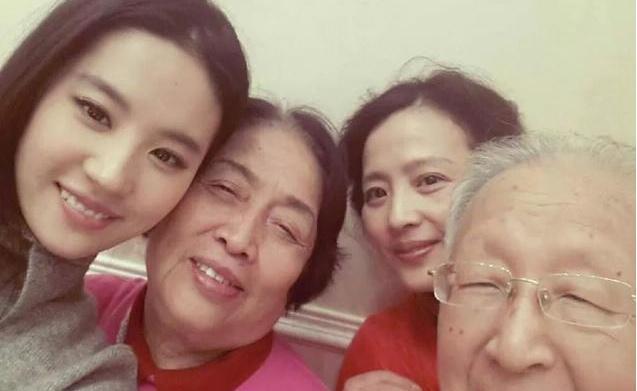 刘亦菲31岁生日宴59岁妈妈现身,保养得体,网友:妈妈比女儿还美