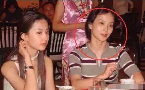 刘亦菲31岁生日宴59岁妈妈现身,保养得体,网友:妈妈比女儿还美