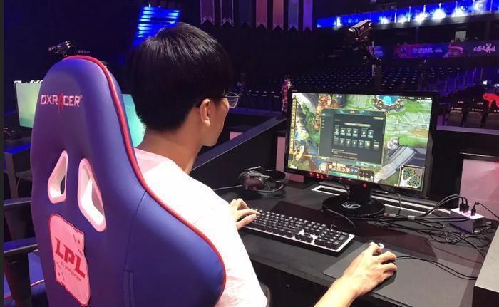 斗鱼猴王“MQ孙悟空”用锤石打爆上单瑞文,还让了对手一个技能