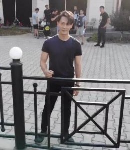 ​林峯晒28偏分发型，穿搭帅气十足，网友：寻秦记的头发长回来了？