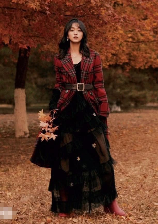 何泓姗被造型师害了,穿出贵妇感,却因“枣手套”变“洗碗工”!