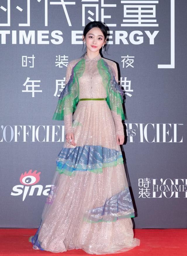 何泓姗被造型师害了,穿出贵妇感,却因“枣手套”变“洗碗工”!