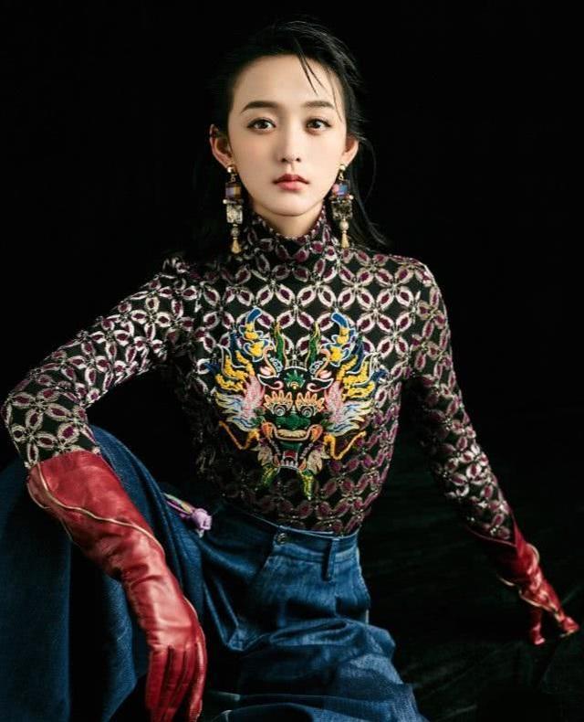 何泓姗被造型师害了,穿出贵妇感,却因“枣手套”变“洗碗工”!