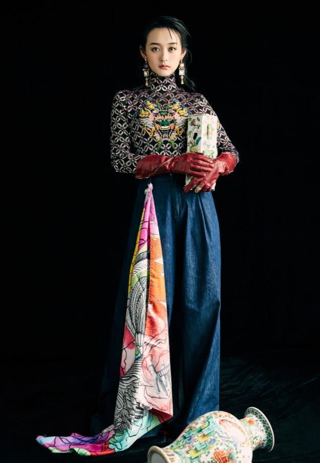 何泓姗被造型师害了,穿出贵妇感,却因“枣手套”变“洗碗工”!