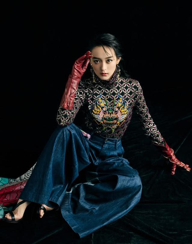 何泓姗被造型师害了,穿出贵妇感,却因“枣手套”变“洗碗工”!