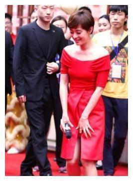 邓超前任与现任妻子比美,同穿性感红裙,气质完全不在同一频道上