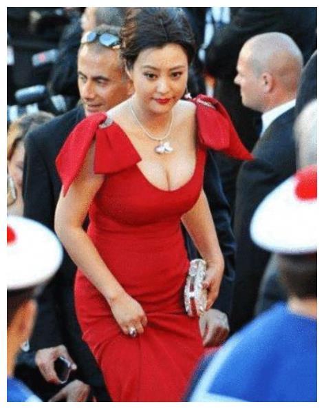 邓超前任与现任妻子比美,同穿性感红裙,气质完全不在同一频道上