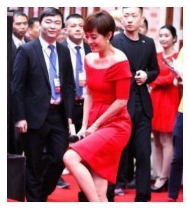 邓超前任与现任妻子比美,同穿性感红裙,气质完全不在同一频道上