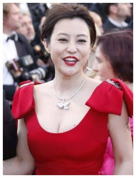 邓超前任与现任妻子比美,同穿性感红裙,气质完全不在同一频道上