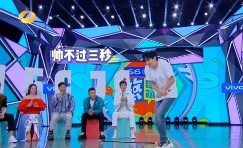 迪丽热巴穿红裙现身《快本》却不肯坐,谁注意到何炅说的一句话