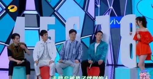 迪丽热巴穿红裙现身《快本》却不肯坐,谁注意到何炅说的一句话