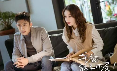 迪丽热巴穿红裙现身《快本》却不肯坐,谁注意到何炅说的一句话