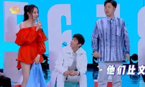 迪丽热巴穿红裙现身《快本》却不肯坐,谁注意到何炅说的一句话