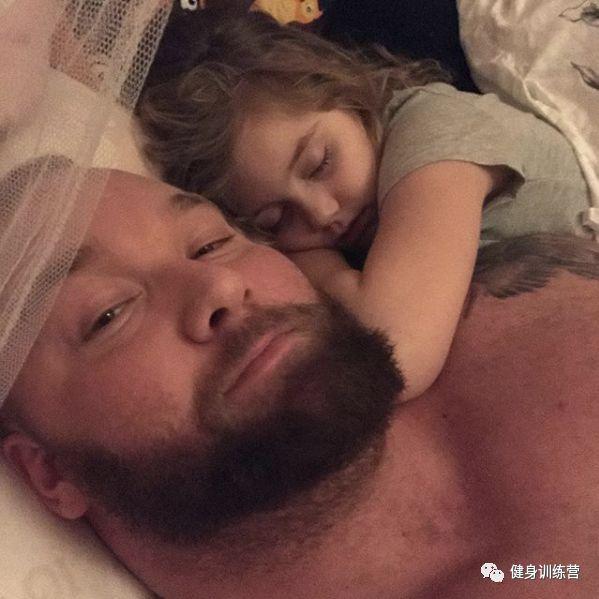 他身高2米重360斤，是世界上最强壮的肌肉野兽！跟他单挑时千万别逼逼，直接给跪了