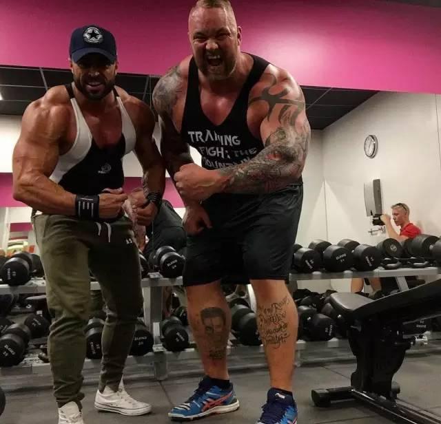 他身高2米重360斤，是世界上最强壮的肌肉野兽！跟他单挑时千万别逼逼，直接给跪了