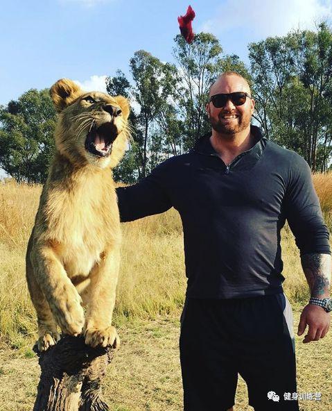 他身高2米重360斤，是世界上最强壮的肌肉野兽！跟他单挑时千万别逼逼，直接给跪了