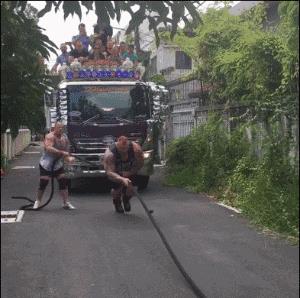 他身高2米重360斤，是世界上最强壮的肌肉野兽！跟他单挑时千万别逼逼，直接给跪了