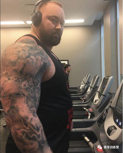 他身高2米重360斤，是世界上最强壮的肌肉野兽！跟他单挑时千万别逼逼，直接给跪了