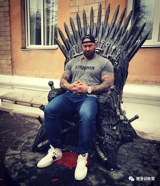 他身高2米重360斤，是世界上最强壮的肌肉野兽！跟他单挑时千万别逼逼，直接给跪了