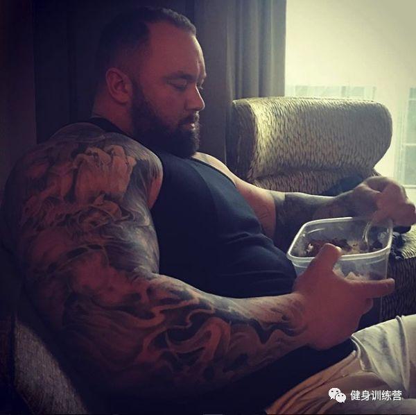 他身高2米重360斤，是世界上最强壮的肌肉野兽！跟他单挑时千万别逼逼，直接给跪了