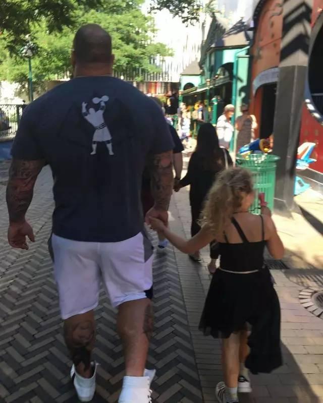 他身高2米重360斤，是世界上最强壮的肌肉野兽！跟他单挑时千万别逼逼，直接给跪了