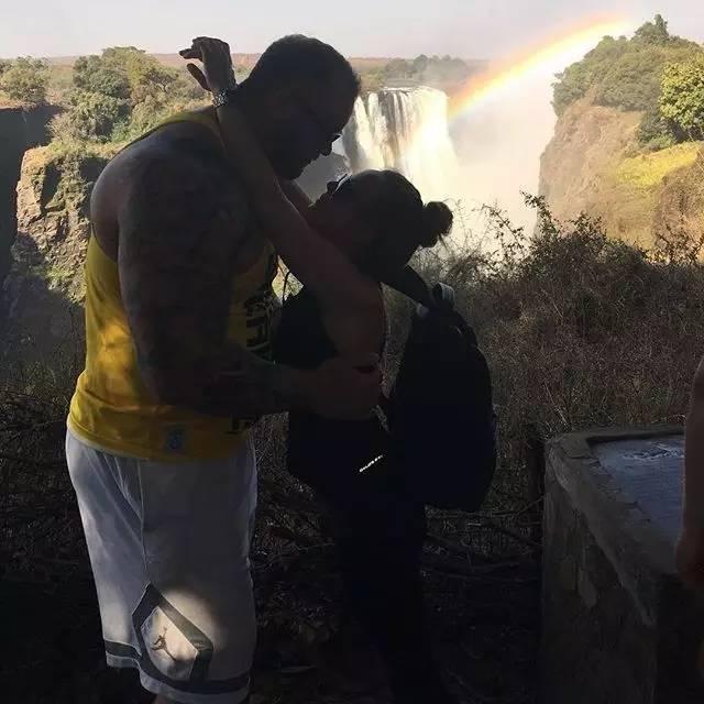 他身高2米重360斤，是世界上最强壮的肌肉野兽！跟他单挑时千万别逼逼，直接给跪了