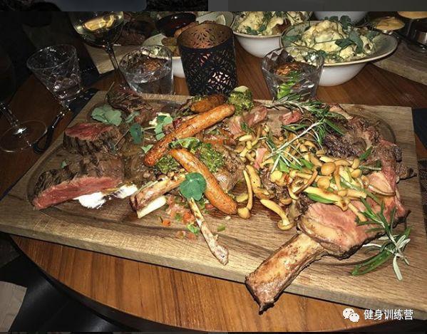 他身高2米重360斤，是世界上最强壮的肌肉野兽！跟他单挑时千万别逼逼，直接给跪了