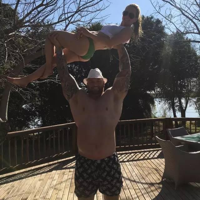 他身高2米重360斤，是世界上最强壮的肌肉野兽！跟他单挑时千万别逼逼，直接给跪了