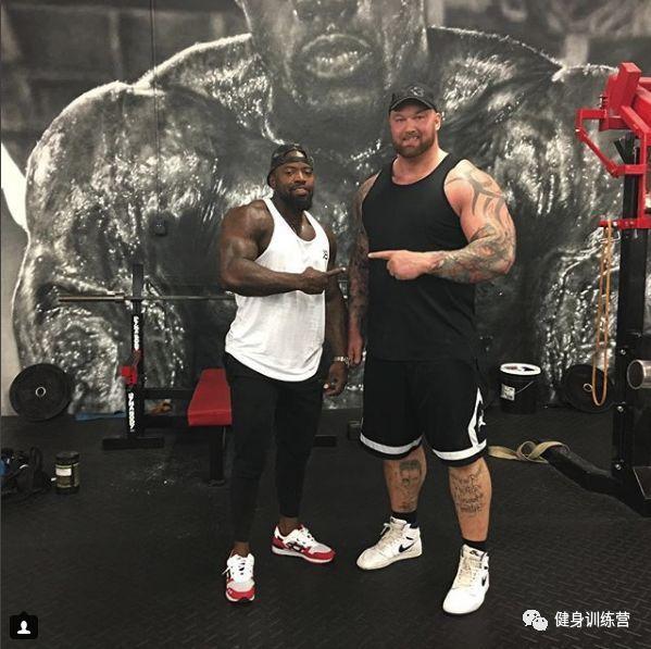 他身高2米重360斤，是世界上最强壮的肌肉野兽！跟他单挑时千万别逼逼，直接给跪了