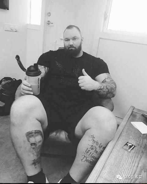 他身高2米重360斤，是世界上最强壮的肌肉野兽！跟他单挑时千万别逼逼，直接给跪了