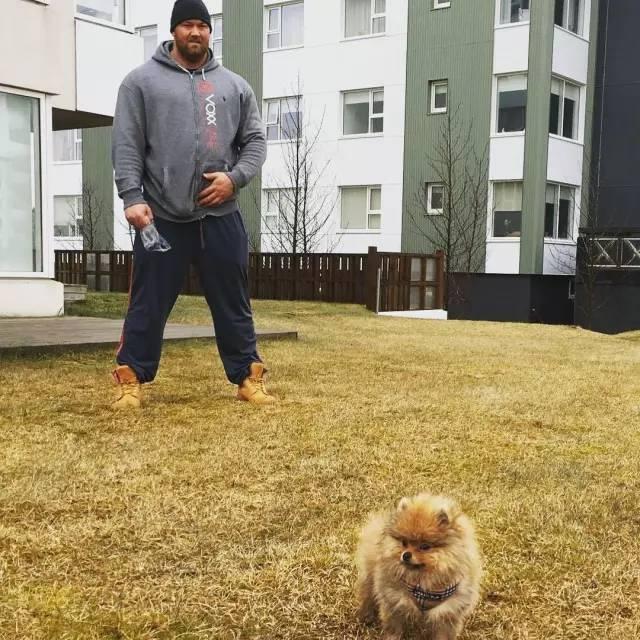 他身高2米重360斤，是世界上最强壮的肌肉野兽！跟他单挑时千万别逼逼，直接给跪了