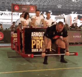 他身高2米重360斤，是世界上最强壮的肌肉野兽！跟他单挑时千万别逼逼，直接给跪了