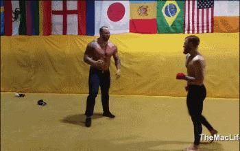 他身高2米重360斤，是世界上最强壮的肌肉野兽！跟他单挑时千万别逼逼，直接给跪了