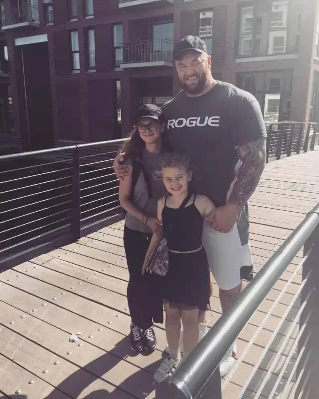 他身高2米重360斤，是世界上最强壮的肌肉野兽！跟他单挑时千万别逼逼，直接给跪了