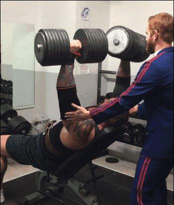 他身高2米重360斤，是世界上最强壮的肌肉野兽！跟他单挑时千万别逼逼，直接给跪了